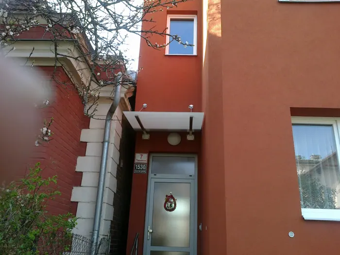 Zakázková kovovýroba Valouch – stříška č. 1